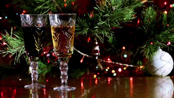 Χριστούγεννα Πεύκα Και Δύο Ποτήρια Κρασί Σύμβολο Των Διακοπών — Αρχείο Βίντεο