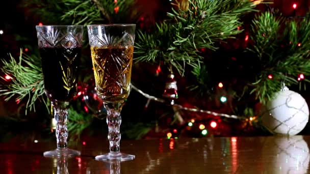 圣诞松木和两杯酒作为节日的象征 — 图库视频影像