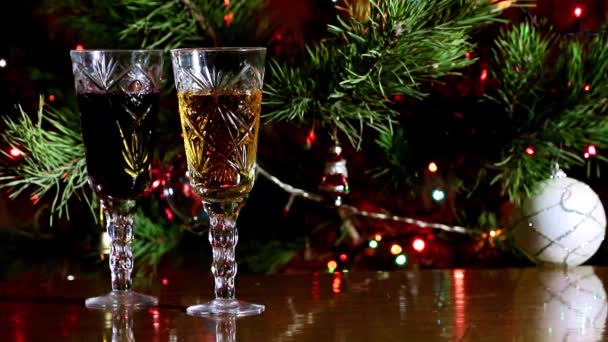 Pino Navidad Dos Copas Vino Como Símbolo Fiesta — Vídeos de Stock