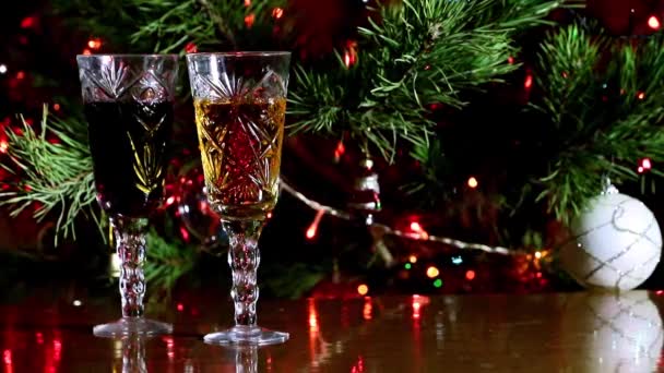 クリスマス パインと休日の記号としてワインを — ストック動画