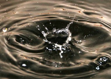 Bir varil petrolün yüzeyinde su sıçramalarına ve damla