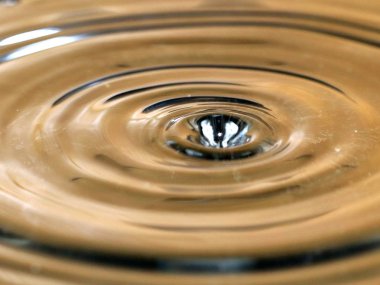 Bir varil petrolün yüzeyinde su sıçramalarına ve damla