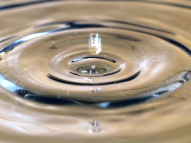 Bir varil petrolün yüzeyinde su sıçramalarına ve damla