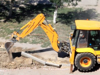 İnşaat tarak yol curbs imar sırasında temizler.