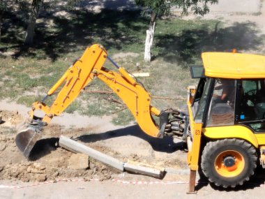 İnşaat tarak yol curbs imar sırasında temizler.