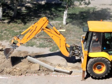 İnşaat tarak yol curbs imar sırasında temizler.
