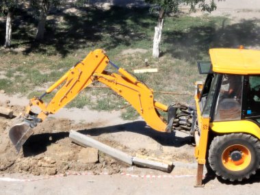 İnşaat tarak yol curbs imar sırasında temizler.