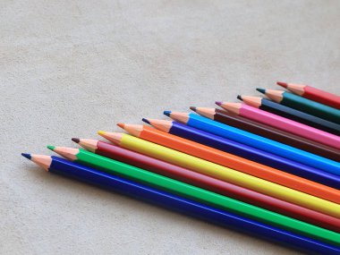 renkli kalemler çizim için bir dizi gerçek deri parçası üzerinde yatıyor