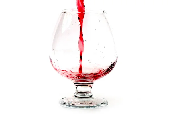 赤ワインは絶妙な水しぶきを作成するガラスに注ぐし — ストック写真