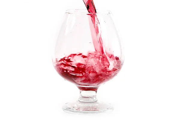 Κόκκινο Κρασί Εκβάλλει Στο Γυαλί Δημιουργώντας Εξαίσια Πιτσιλιές Και Σταγόνες — Φωτογραφία Αρχείου