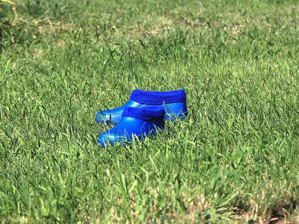 草の芝生のガーデニングの地位のためのゴム靴 — ストック写真