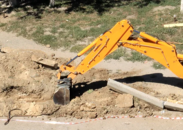 Construction Excavator Cleans Road Curbs Reconstruction — Stock Photo, Image