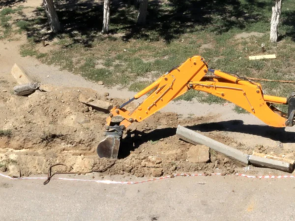 Construction Excavator Cleans Road Curbs Reconstruction — Stock Photo, Image