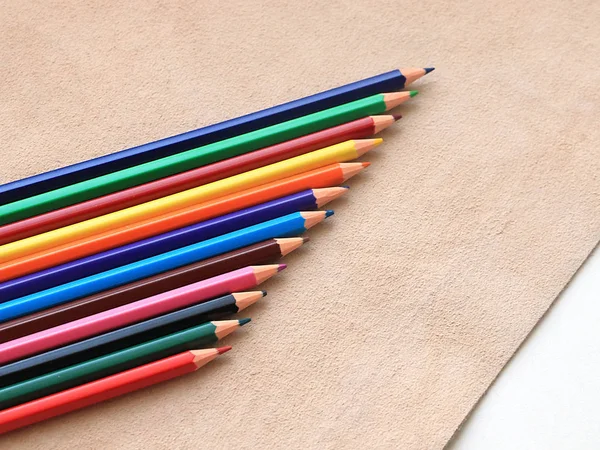Conjunto Lápices Colores Para Dibujar Encuentra Pedazo Cuero Real — Foto de Stock