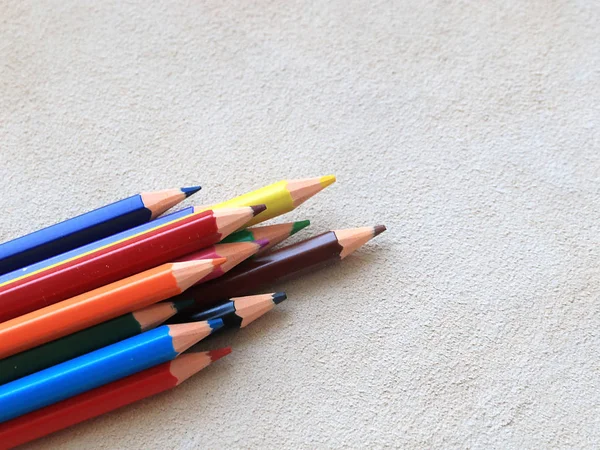 一套彩色铅笔绘制在一块真正的皮革 — 图库照片