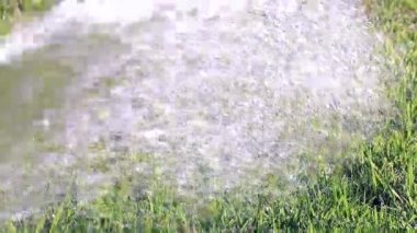 çim çimen bir güçlü su jeti ile sulama