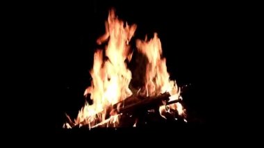 Yaz karanlığında açık alev parlak dilleri