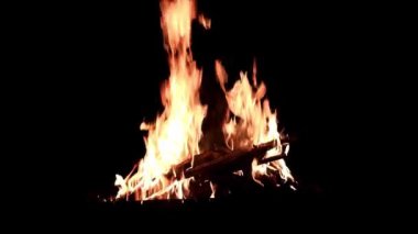 Yaz karanlığında açık alev parlak dilleri