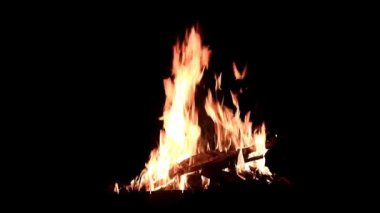 Yaz karanlığında açık alev parlak dilleri