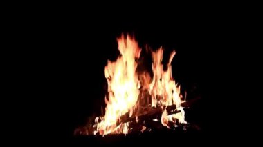 Yaz karanlığında açık alev parlak dilleri