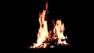 Yaz karanlığında açık alev parlak dilleri