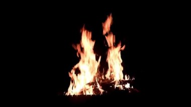 Yaz karanlığında açık alev parlak dilleri