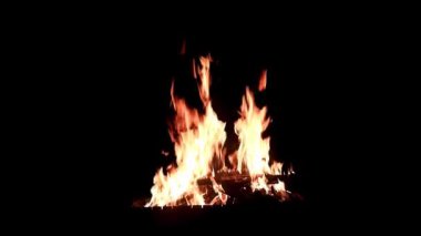 Yaz karanlığında açık alev parlak dilleri