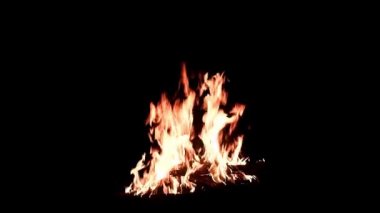 Yaz karanlığında açık alev parlak dilleri