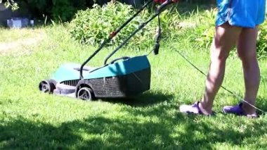 bir elektrik biçme ile Yeşil taze çim çim biçme