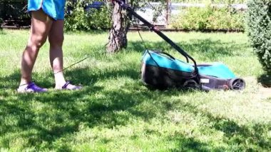 bir elektrik biçme ile Yeşil taze çim çim biçme