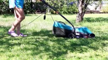 bir elektrik biçme ile Yeşil taze çim çim biçme