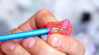 daha sonra kullanmak için bir renk kalem çizim yaparken keskinleştirme