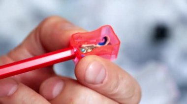 daha sonra kullanmak için bir renk kalem çizim yaparken keskinleştirme