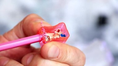 daha sonra kullanmak için bir renk kalem çizim yaparken keskinleştirme