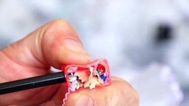 daha sonra kullanmak için bir renk kalem çizim yaparken keskinleştirme