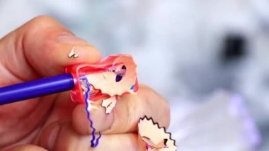 daha sonra kullanmak için bir renk kalem çizim yaparken keskinleştirme