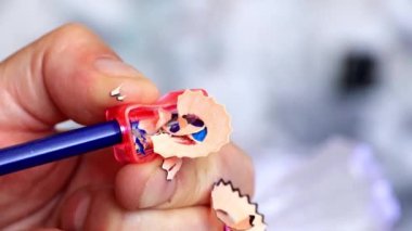 daha sonra kullanmak için bir renk kalem çizim yaparken keskinleştirme