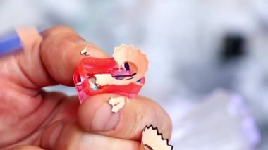 daha sonra kullanmak için bir renk kalem çizim yaparken keskinleştirme