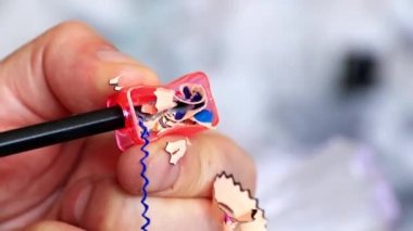 daha sonra kullanmak için bir renk kalem çizim yaparken keskinleştirme