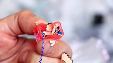 daha sonra kullanmak için bir renk kalem çizim yaparken keskinleştirme