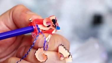 daha sonra kullanmak için bir renk kalem çizim yaparken keskinleştirme