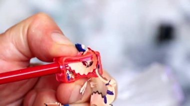 daha sonra kullanmak için bir renk kalem çizim yaparken keskinleştirme