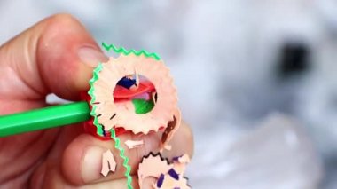 daha sonra kullanmak için bir renk kalem çizim yaparken keskinleştirme