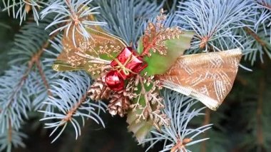 Şenlikli bir çam bir olayın arifesinde Noel süsler