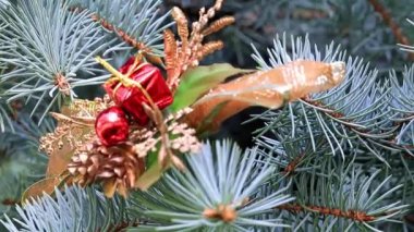 Şenlikli bir çam bir olayın arifesinde Noel süsler