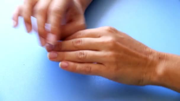 Красивые Нежные Женские Руки Легкий Расслабляющий Массаж — стоковое видео