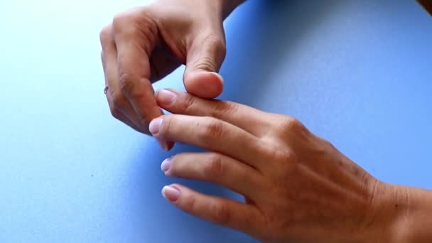 Schöne Sanfte Frauenhände Einfache Entspannende Massage — Stockvideo
