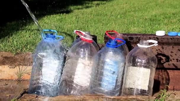 Remplissage Bouteilles Plastique Avec Eau Potable Propre — Video