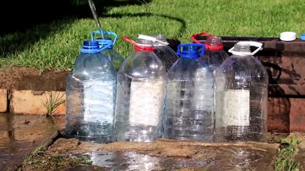 Заполнение Пластиковых Бутылок Чистой Питьевой Водой — стоковое видео
