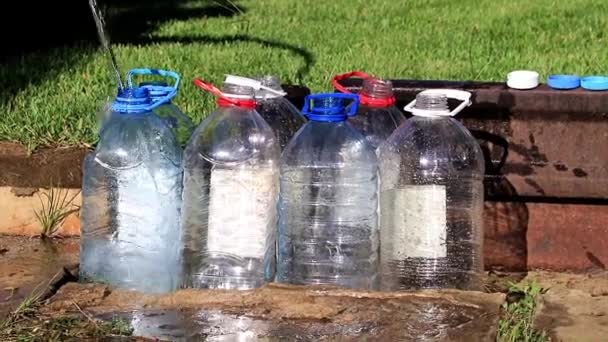 Llenado Botellas Plástico Con Agua Potable Limpia — Vídeos de Stock